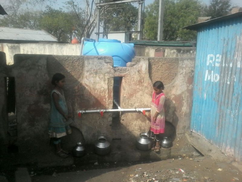 Water crisis in vashim | पाण्यासाठी तास-न्-तास ताटकळत, मंगरुळपीर शहरात पाणीटंचाई तीव्र 