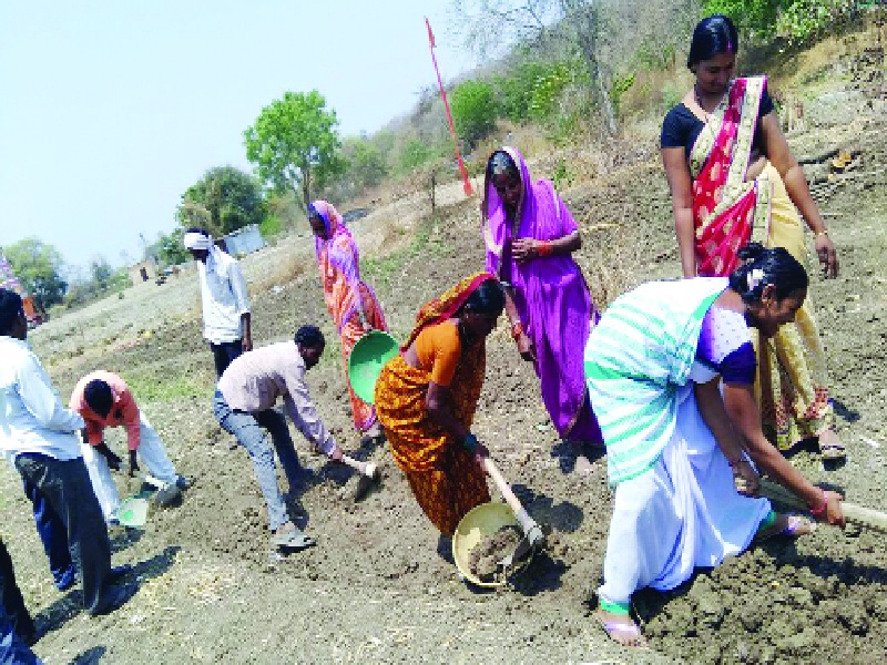 For the drecated village Bhokar taluka collects the hands of villagers | पाणीदार गावासाठी भोकर तालुक्यातील ग्रामस्थांचे हात एकवटले