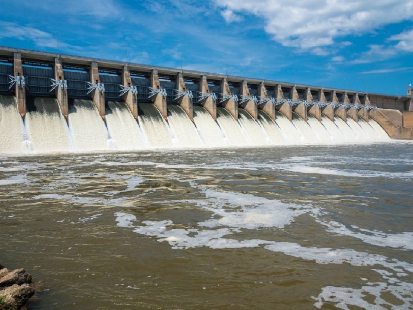 Water level of Ujani dam has dropped; Only minus 35 percent water storage is left in the dam | उजनी धरणाची पाणीपातळी खालावली; धरणात उरलं फक्त उणे ३५ टक्के पाणीसाठा