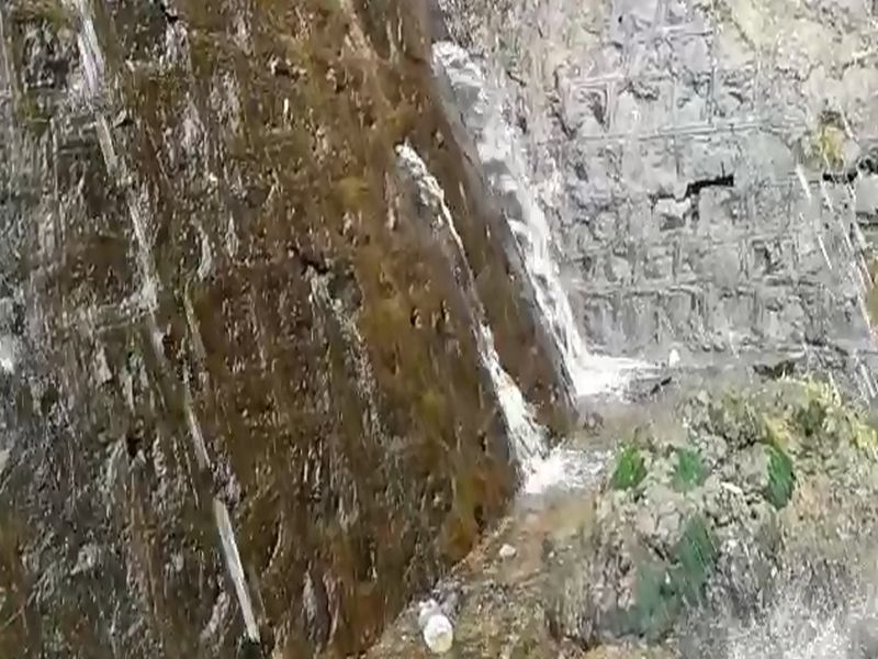Ahmadnagar: Waterfall through the wall of adhal dam | अहमदनगर : आढळा धरणाच्या भिंतीतून पाणीगळती