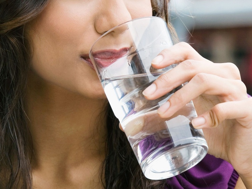 How does drinking water in morning help in reducing weight | खरंच वजन कमी करण्यासाठी सकाळी पाणी पिणं गरजेचं आहे का?