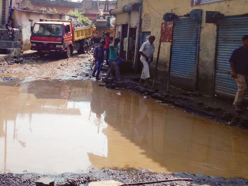 Drown in heavy roads in Ulhasnagar | उल्हासनगरमध्ये भर रस्त्यात डबके