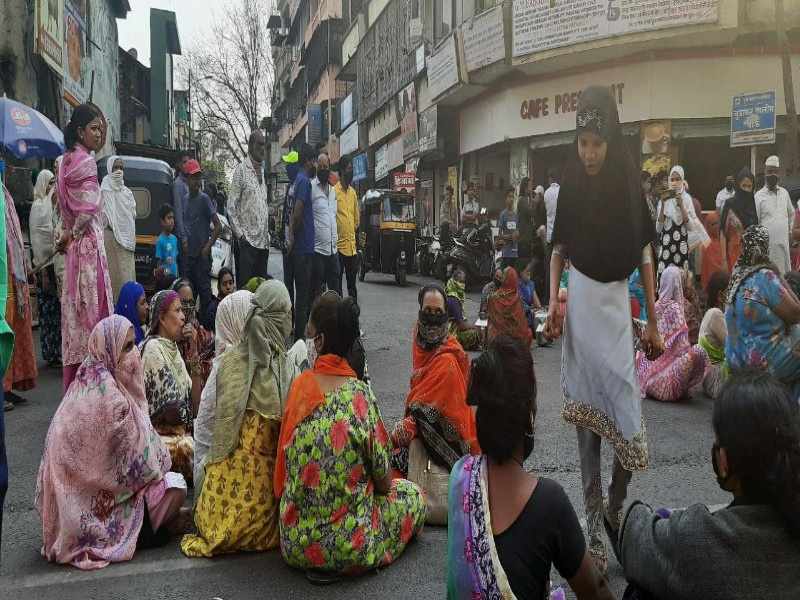 Women of Pune on the streets for agitation to water issue | महिला दिनालाच पुण्यातील महिला उतरल्या रस्त्यावर; पाण्याच्या प्रश्नासाठी ठिय्या आंदोलन
