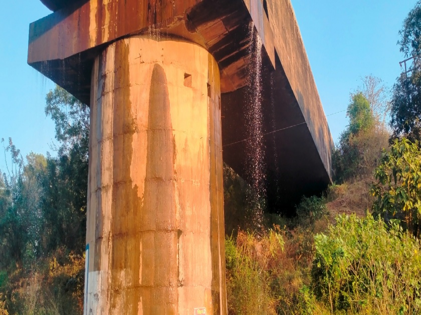 Water bridge leak in Khujgaon, water entered crops directly | खुजागवमध्ये जलसेतूला गळती, पाणी थेट पिकात घुसले