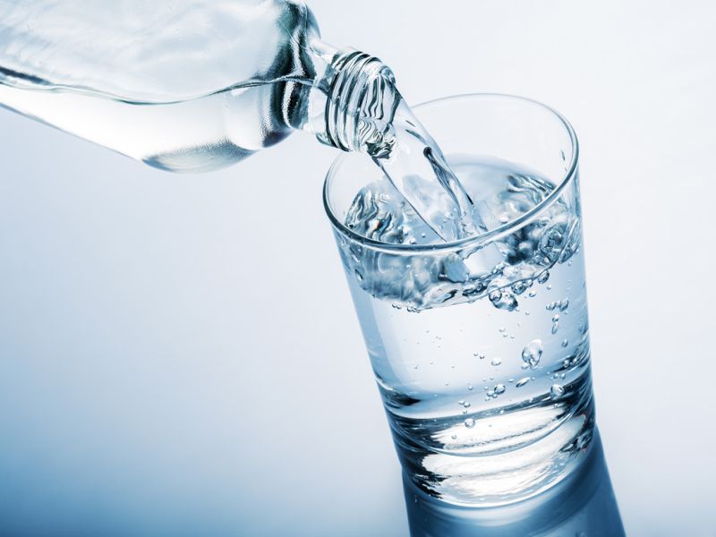 Less water intake may cause cystitis in women | पाणी कमी पिणाऱ्यांना असतो सिस्टायटिसचा जास्त धोका, जाणून घ्या कारण!