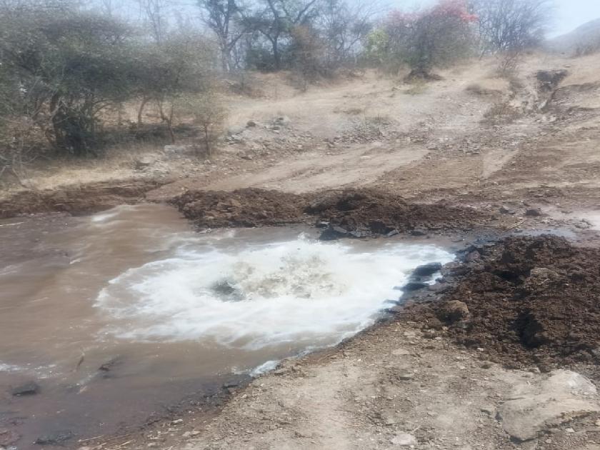 JCB broke water pipe of Wakurde scheme in Shivpuri Sangli, water was wasted | Sangli: शिवपुरी येथे वाकुर्डे योजनेची जलवाहिनी जेसीबीने फोडली, हजारो लिटर पाणी वाया