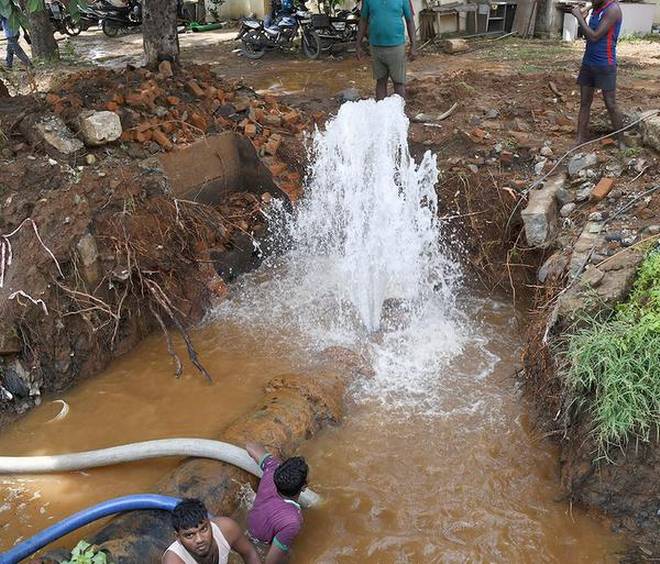 The main water pipeline brust in Akola | बोअर खोदण्याच्या नादात मुख्य जलवाहिनी फुटली