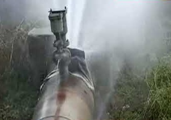 The main water pipeline that supplies water to Ahmednagar city, exploded near Dere village | अहमदनगर शहरास पाणी पुरवठा करणारी मुख्य जलवाहिनी देहरे गावाजवळ फुटली