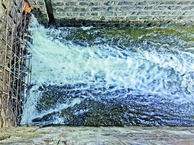 water scarcity likely in Koregaon | गळतीमुळे बंधारा पडला कोरडा, कोरेगाव भीमाला पाणीटंचाईची शक्यता