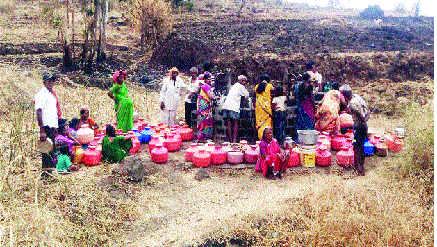 There is a need for water for roasting water. Water shortage in Amravulkarwadi, severe water scarcity | घागरभर पाण्यासाठी करावी लागतेय भटकंती -अंब्रुळकरवाडीत भीषण पाणी टंचाई
