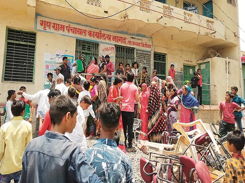 women suffering from water scarcity throws furniture out of gram panchayat office in Nagad | पाणी टंचाईमुळे त्रस्त रणरागिणींनी ग्रामपंचायतीच्या टेबल, खुर्च्या फेकल्या रस्त्यावर