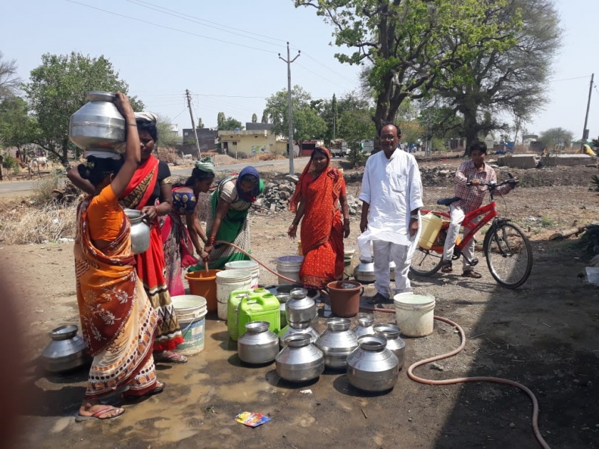 Water supply through self-service for the villagers | सेवानिवृत्त अभियंत्याची अशीही जलसेवा; ग्रामस्थांसाठी स्वखर्चातून पाणीपुरवठा