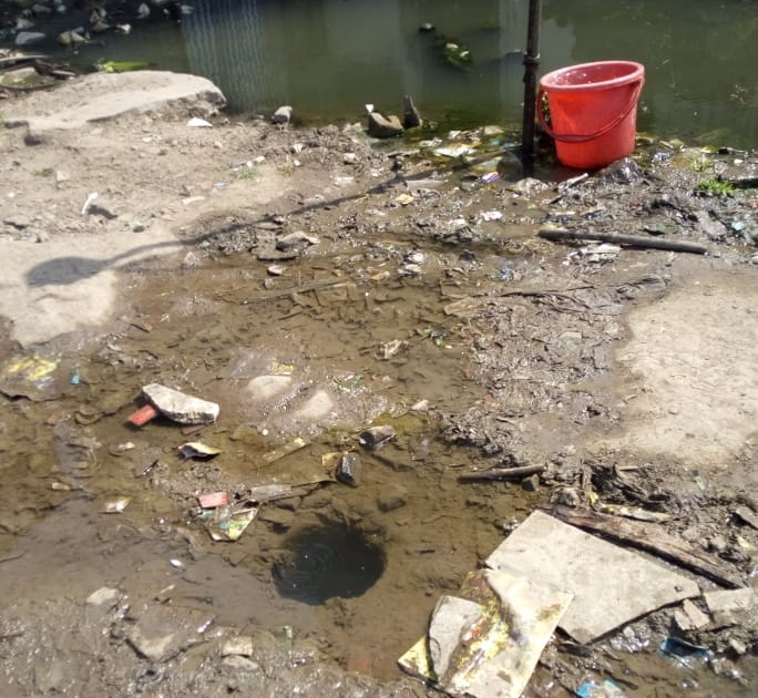 Polluted water in shirpur jain: Drainage water in the valve | पाच कोटींच्या योजनेचे पाणी दुषित: व्हॉल्वमध्ये गटाराचे पाणी 