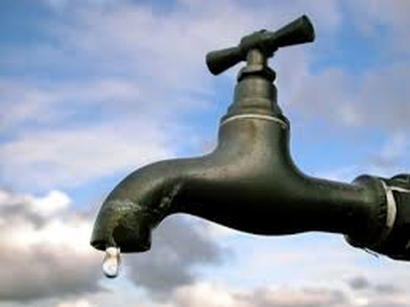 water shortage In the District Hospital | जळगाव जिल्हा रुग्णालयात पाण्याविना रुग्ण व नातेवाईकांचे हाल