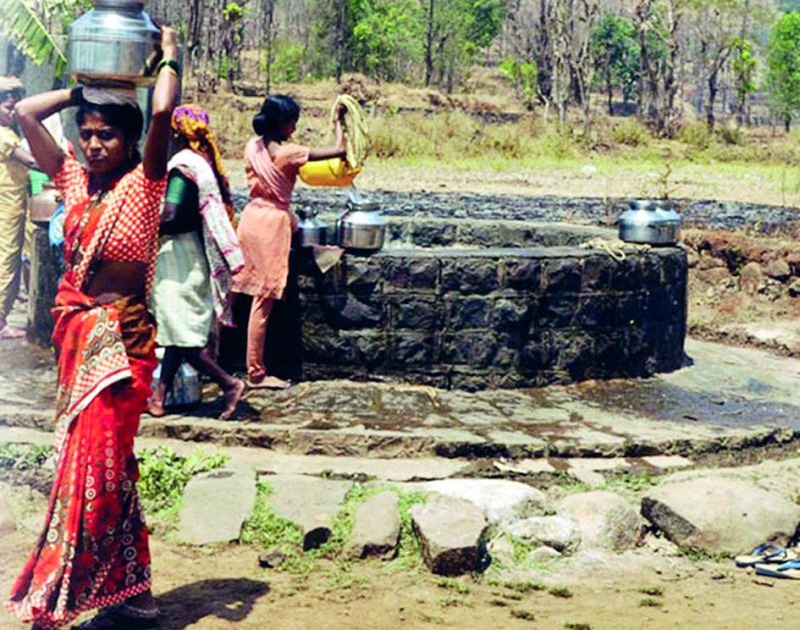 Mehkar taluka women's water trick! | मेहकर तालुक्यातील महिलांची पाण्यासाठी पायपीट!