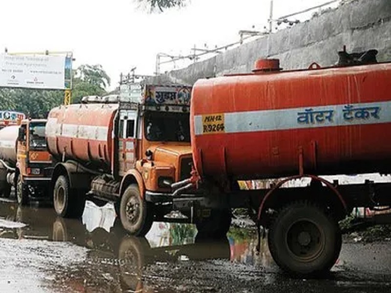 Rain on vacation, now the tanker has to quench thirst Water scarcity in Purandar, Shirur | पाऊस सुटीवर, आता टँकरवरच भागवावी लागतेय तहान! पुरंदर, शिरूरमध्ये पाणीटंचाई