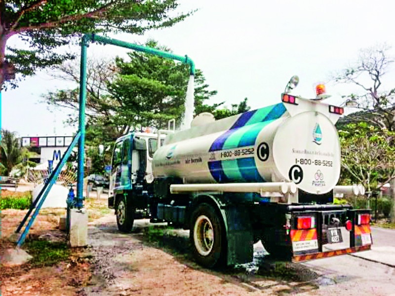 Recovery of 100 tankers in Vasai, Unauthorized water | वसईत विनापरवाना पाण्याचे १०० टँकर सुरू, कारवाईची मागणी