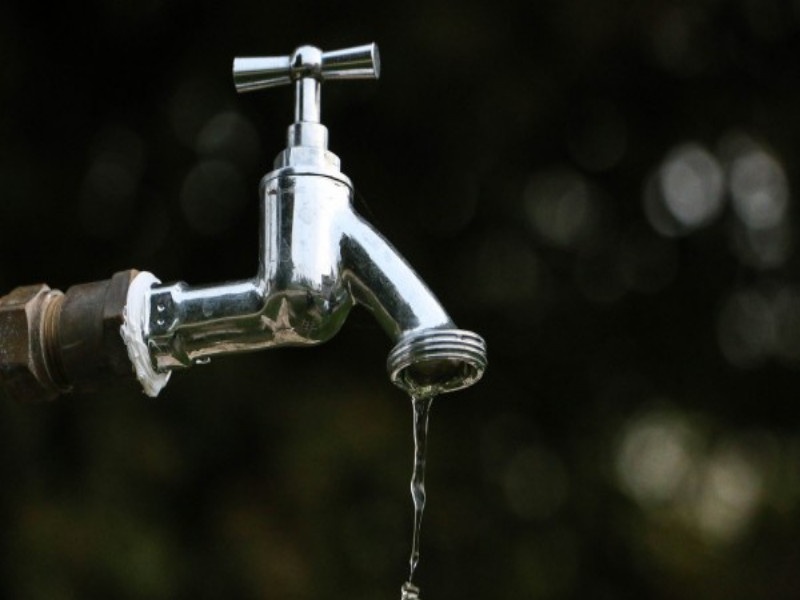 Action against water stolen person by pune corporation | पाऊस लांबल्याने महापालिकेकडून पाणी चोरी करणाऱ्यांवर कारवाई