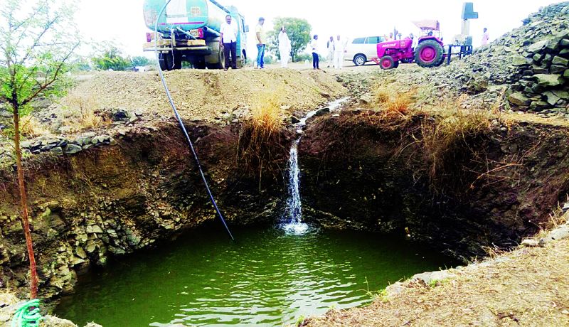 Chikhli city water supply water from the water theft! | चिखली शहर पाणी पुरवठय़ाच्या जलवाहिनीतून पाण्याची चोरी!