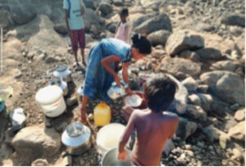 Wandering for a drop of water, the usual water scarcity in remote areas of Wada taluka | थेंबभर पाण्यासाठी भटकंती, वाडा तालुक्यातील दुर्गम भागात नित्याचीच पाणीटंचाई