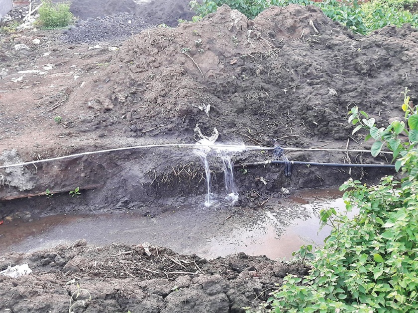 Water tank broke again; Waste thousands of liters of water | जलवाहिनी पुन्हा फुटली; हजारो लीटर पाणी वाया