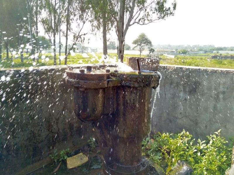 Wadalgaon: Wake up hundreds of liters of drinking water through the water valve valve | वडाळागाव : जलवाहिनीच्या व्हॉल्वमधून शेकडो लिटर पिण्याचे पाणी वाया