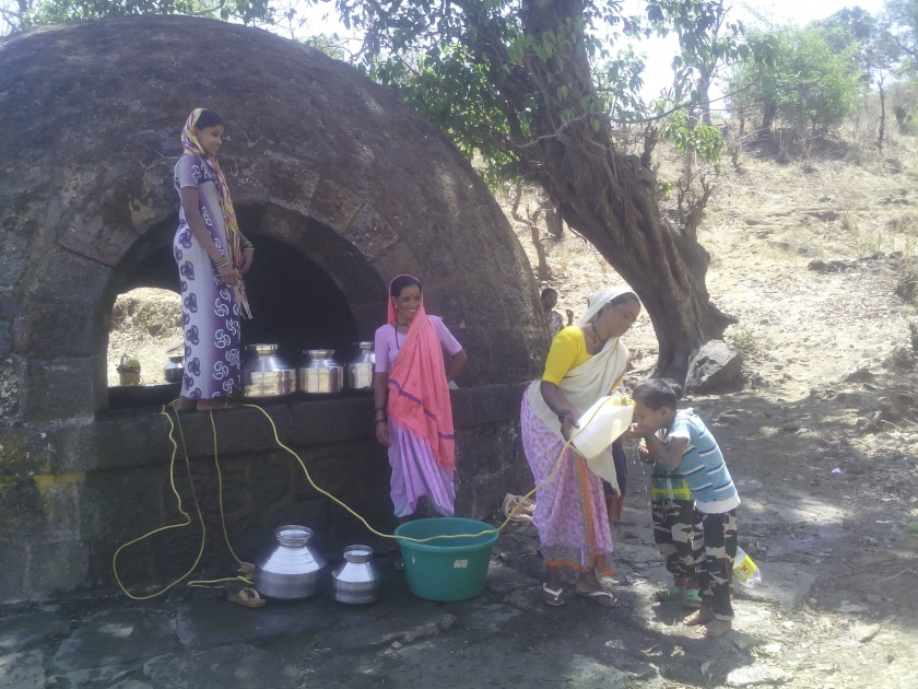 Water supply from village Sarpanch to tanker at Kolgaonal | कोळगावमाळ येथे सरपंचांकडून गावाला टॅँकरने पाणीपुरवठा