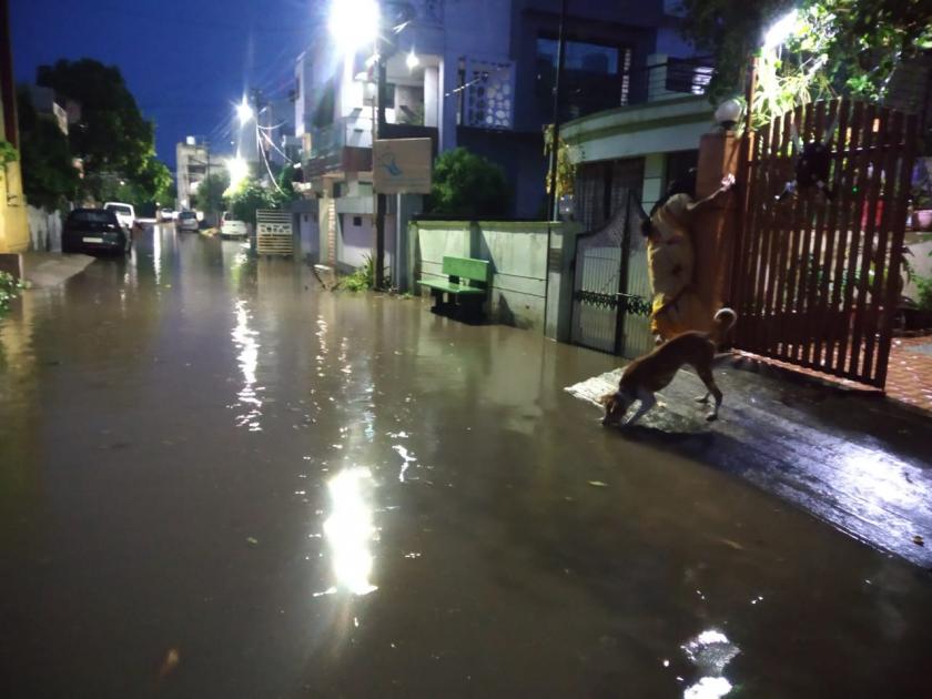 Due to torrential rains, Akala Municipal Corporation works unearthed | मुसळधार पावसामुळे अकाेला महापालिकेची पाेलखाेल; रस्त्यांवर तुंबले पाणी
