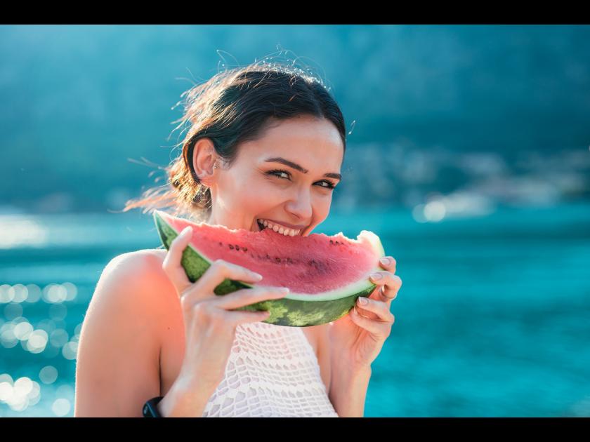 Watermelon eating tips in summer, know the right way | उन्हाळ्यात योग्य पद्धतीने खावं कलिंगड, नाही तर होऊ शकते समस्या; जाणून घ्या एक्सपर्टचा सल्ला