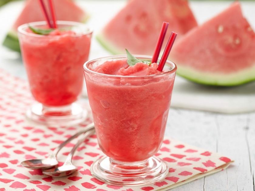 Diet watermelon recipes keep young in summer or summer special watermelon drink | उन्हाळ्यामध्ये डिहायड्रेशन टाळण्यासाठी; थंडा थंडा कूल कूल वॉटरमेलन शेक 