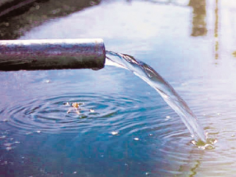 Stealing water from Lake Balashwar Lake; Crime against ten | पोखरी बाळेश्वर तलावातून पाणी चोरी; दहा जणांविरोधात गुन्हा
