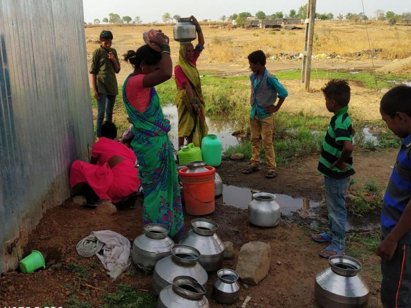 Water shortage: villagers buying water | पाणीटंचाई: विकतच्या पाण्यावर भागवावी लागते तहान