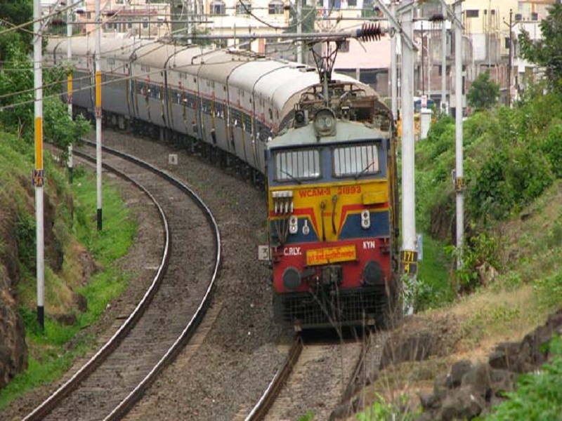 Four-passenger cancellation canceled for repairing of Daund-Manmad railway line | दौंड - मनमाड रेल्वेमार्गाच्या दुरूस्तीसाठी चार पॅसेंजर रद्द