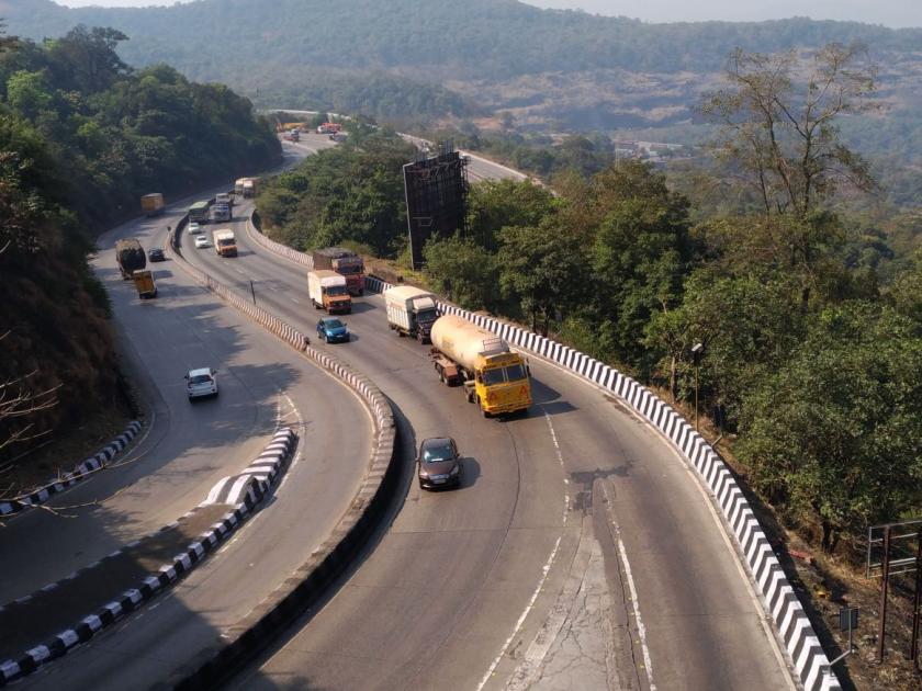 Traffic on the Mumbai-Pune expressway is smooth, the Kandi on the National Highway | मुंबई-पुणे एक्सप्रेस वे वर वाहतूक सुरळीत, राष्ट्रीय महामार्गावर कोंडी