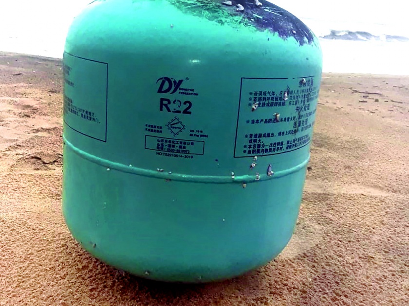 A cylinder was found on the shores of Waingani, a commotion in the fishing neighborhood | वायंगणी किनाऱ्यावर सिलींडर आढळला, मच्छिमार वस्तीत खळबळ