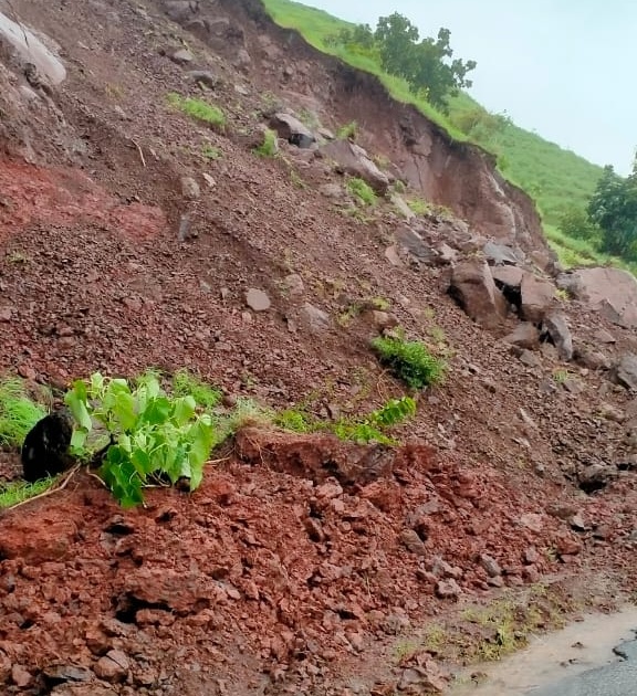 Danger of collapse on Vazoli, villagers frightened | वाझोलीवर दरड कोसळण्याचा धोका, ग्रामस्थ भयभीत
