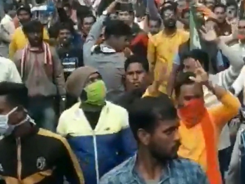 west bengal bjp supporters raise slogan desh ke gaddaron ko goli maaro during rally | VIDEO: देश के गद्दारो को, गोली मारो ***को; भाजपच्या रोड शोमध्ये वादग्रस्त घोषणा