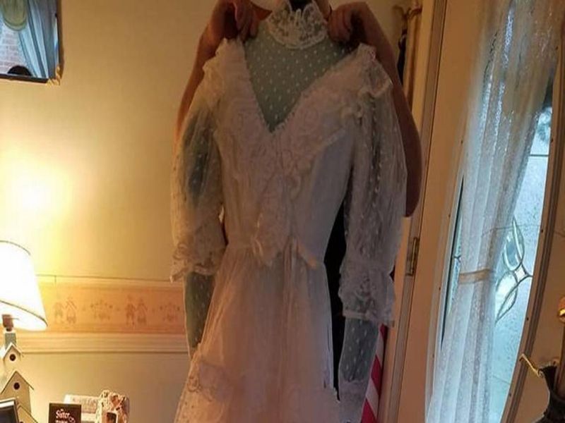 Wedding dress returned 32 years after mix-up | ...अन् 'ति'ला 32 वर्षांनी सापडला लग्नाचा ड्रेस