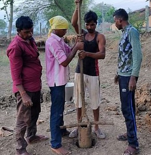 Due to financial crisis, farmers in Chandrapur district are digging borewells by hand | आर्थिक संकटामुळे चंद्रपूर जिल्ह्यातील शेतकरी करताहेत बोअरवेलचे हाताने खोदकाम