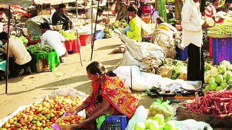 Weekly market canceled: 15 lakh vegetables brought back by farmers | आठवडी बाजार रद्द: १५ लाखांचा भाजीपाला शेतकऱ्यांनी नेला परत
