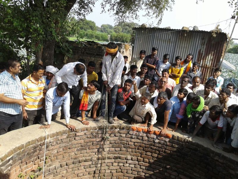 Woman committed suicide in well along with daughter | तीन वर्षाच्या मुलीसह आईची विहिरीत उडी