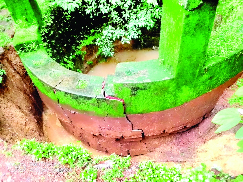 A continuous well of rain, a public well collapsed | कुडाळात पावसाची संततधार, सार्वजनिक विहीर कोसळली