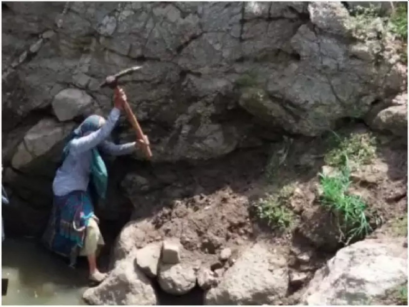 Tikamgarh Woman Pachiya Ahirwar Cut Mountain And Dug Well In Seven Years With Her Husband | ...अन् दगडालाही पाझर फुटला; ७ वर्षाच्या पती-पत्नीच्या संघर्षाची यशोगाथा, फुलल्या फळबागा
