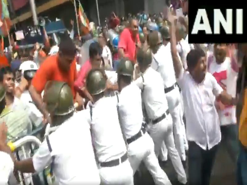 Kolkata: BJP youth wing protests against hike in electric charges, clashes with police | वीज दरवाढ विरोधात भाजपाचे ममता सरकारविरोधात आंदोलन