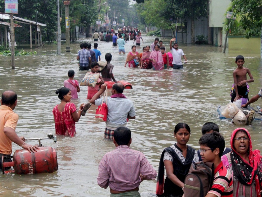 Bangladesh has given shelter to 800 Indians who lost their roof over the head | महापुरामुळे डोक्यावरुन छत हरवलेल्या 800 भारतीयांना बांगलादेशने दिला आसरा