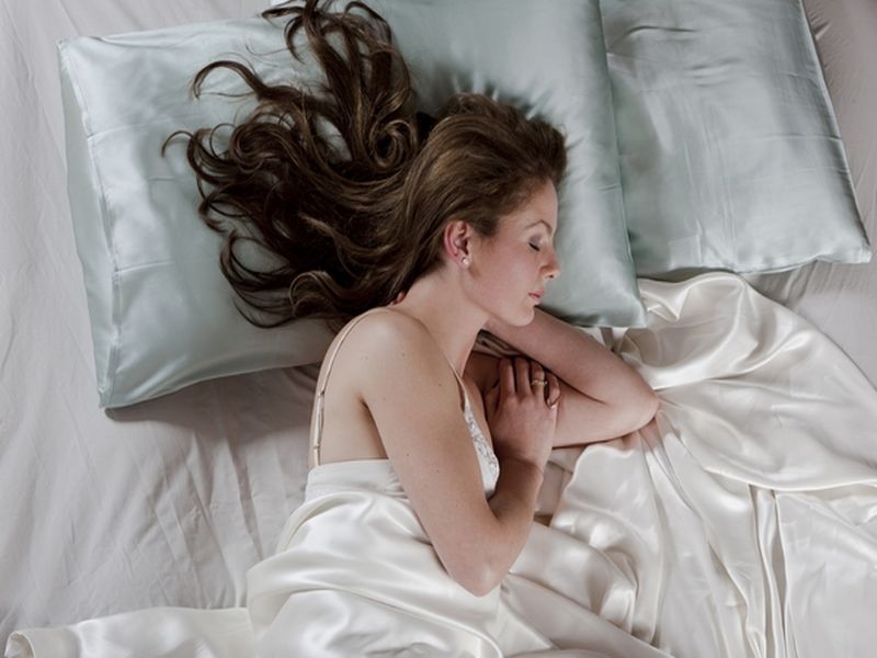 diseases caused sleeping with wet hair | रात्री केस धुवून झोपत असाल तर 'हे' नक्की वाचा!