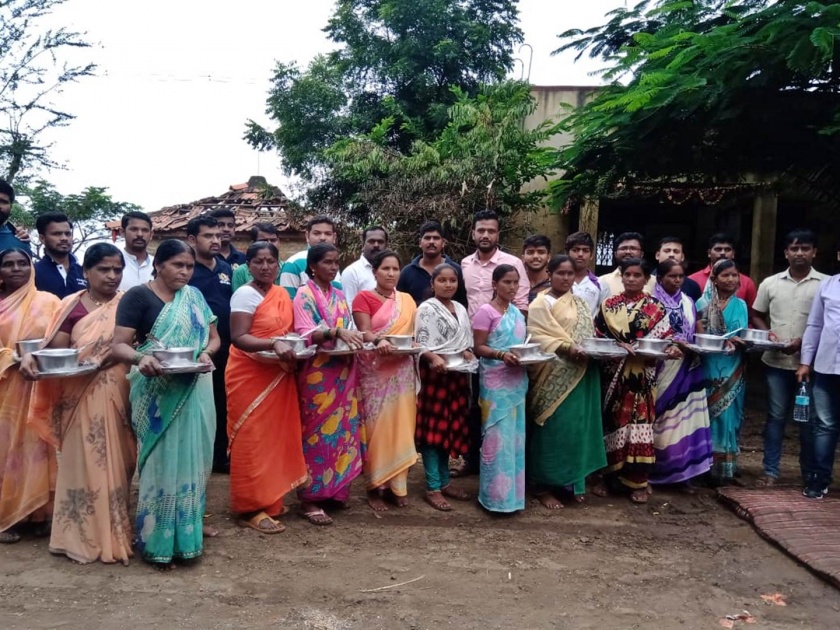Dhiraj Chavhan Save money from engagement and help to flood affected people | साखरपुड्याचा खर्च वाचवून केली १०३ पूरग्रस्त कुटुंबीयांना मदत