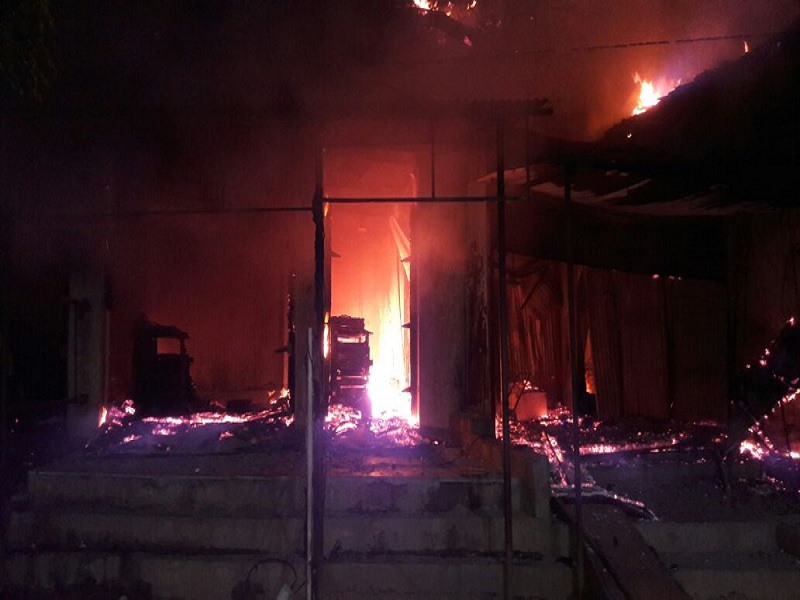 Due to the short circuit fire at seven shops in biloli | बिलोलीत शॉर्ट सर्किटमुळे सात दुकानांना भीषण आग 