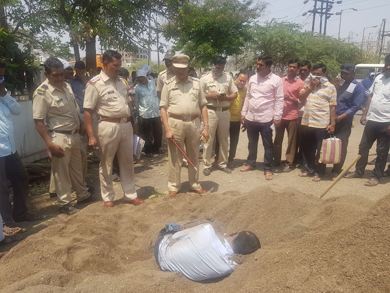 dead Body found in sand storage in Aurangabad | औरंगाबादेत वाळूच्या साठ्यात आढळला मृतदेह