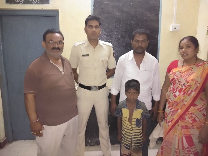 Nandigram Express found in a missing son while visiting his uncle's house in Kinwant | किनवट येथील मामाच्या घरी जाताना हरवलेला मुलगा सापडला नंदीग्राम एक्सप्रेसमध्ये 